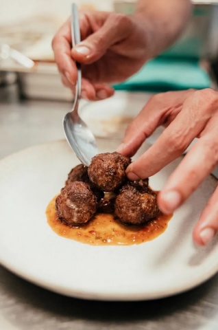Meatballs, Lobby.